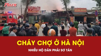 Chợ ở Hà Nội bốc cháy dữ dội lúc rạng sáng, thiêu rụi nhiều ki ốt
