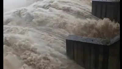 4 Thủy điện ồ ạt xả lũ, nhiều nơi Phú Yên ngập sâu