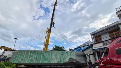 Container lật chắn ngang quốc lộ 1. Ảnh: Công Nguyên