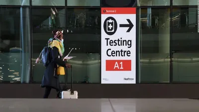 Một du khách đi vào hướng khu vực xét nghiệm ở sân bay. Ảnh: CNN