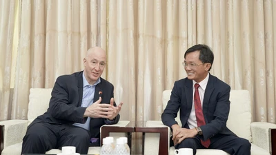 Cựu Đại sứ Anh tại Việt Nam Mark Kent thăm báo Pháp Luật TP.HCM 