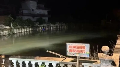 Trung Quốc: Nữ tài xế mất lái, ô tô lao xuống ao, thương tâm 8 người thiệt mạng