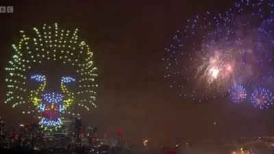 Chùm ảnh: Anh đón năm 2022 bằng những màn trình diễn drone và pháo hoa rực rỡ. Ảnh: BBC