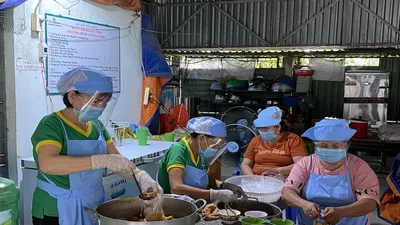 Bếp cơm nghĩa tình: Nấu cơm giúp người nghèo vượt qua đại dịch