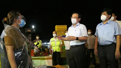 Bí thư Thành uỷ TP.HCM Nguyễn Văn Nên thị sát chợ Bình Điền 