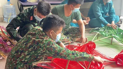 TP.HCM: Bộ đội làm lồng đèn trung thu tặng trẻ em trong mùa dịch