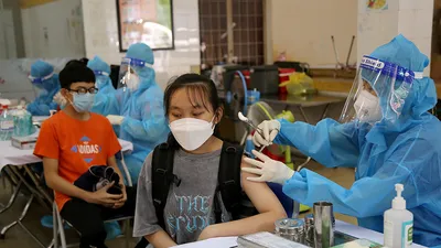 Hình ảnh ngày đầu tiêm vaccine cho 1.500 HS từ 16-17 tuổi ở huyện Củ Chi