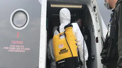 Khử trùng máy bay sau mỗi chuyến bay quốc tế