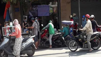 Trao quà, phát cơm từ thiện nên báo trước với địa phương