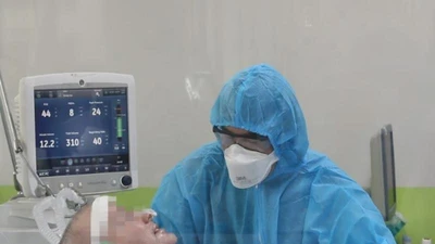 Bệnh nhân phi công người Anh đã mỉm cười, bắt tay bác sĩ 