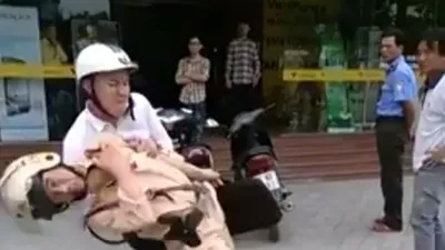 Khởi tố vụ án, bắt giam nam thanh niên hạ gục CSGT trên đường