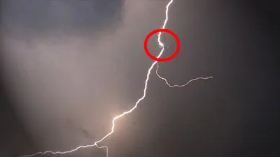 Clip cảnh sét đánh trúng hai máy bay ở Mỹ