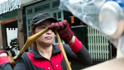 Chùm ảnh: Một ngày của chị ve chai nhặt được 5 triệu yen