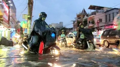 Clip nhiều tuyến đường TP.HCM ngập nặng sau cơn mưa lớn