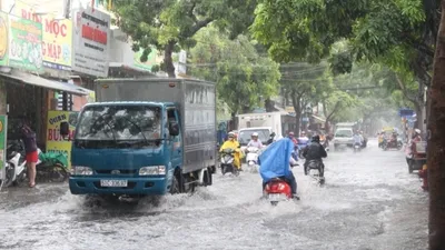 TP.HCM: Mưa lớn, nhiều tuyến đường ngập nặng