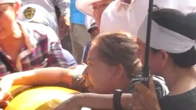 Clip người thân khóc ngất bên quan tài 6 nạn nhân vụ thảm sát