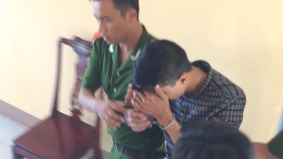 Clip áp giải nghi can Nguyễn Hải Dương ra khỏi trụ sở công an huyện