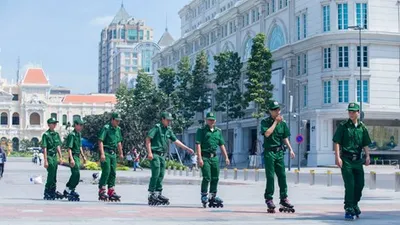 Clip thanh niên xung phong trượt patin tuần tra trên phố đi bộ Nguyễn Huệ