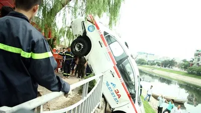  Clip chủ quán nước tò mò lái thử taxi rồi đâm xuống sông
