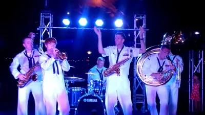 Clip ban nhạc trên tàu bệnh viện Mercy trình diễn tại Đà Nẵng