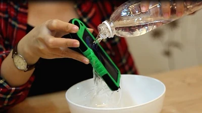 Video: Pin sạc dự phòng điện thoại bằng năng lượng mặt trời 