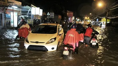 Clip người dân TP.HCM khổ sở vì đường ngập sau mưa