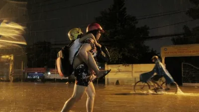 TP.HCM: Mưa lớn, nhiều người dân chưa về được nhà...