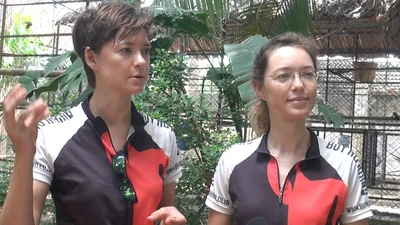 Hai cô gái đạp xe khắp Đông Nam Á kêu gọi cứu loài tê giác