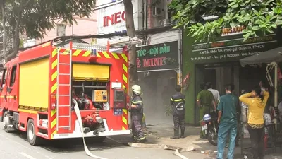Cháy tiệm hớt tóc, nhân viên tá hỏa bỏ chạy
