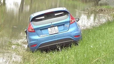 Clip xe container húc xế hộp lao xuống mương nước 