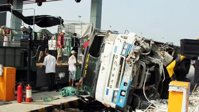 Clip ô tô tông sập cabin trạm thu phí trên cao tốc Trung Lương