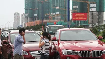 Clip xe ben 'húc' văng ba xe ô tô đang chờ đèn đỏ