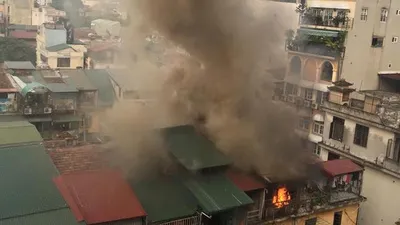 Sau tiếng nổ, cháy lớn ở một khu nhà tập thể