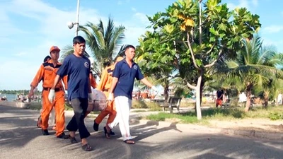 Clip hơn 100 người tìm kiếm nạn nhân vụ chìm tàu Hoàng Phúc 18