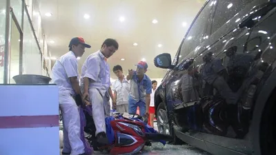 Ô tô 'điên' lao vào bốn xe máy, bốn người nguy kịch