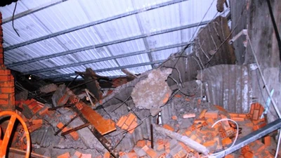 Sập nhà ở Bình Chánh, 11 người nhập viện, một người tử vong