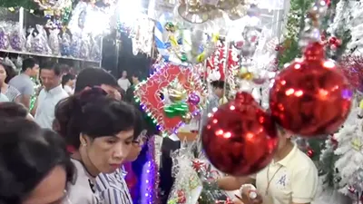 Clip: Người Sài Gòn nhộn nhịp mua sắm đồ trang trí Noel 