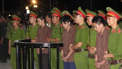 Clip Nguyễn Hải Dương ngã quỵ khi nghe tòa tuyên án tử hình