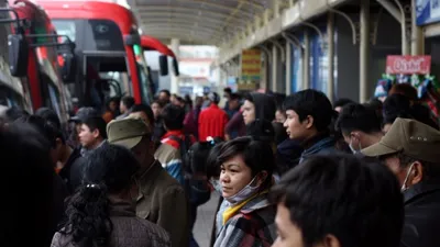 Người dân về quê đón tết Dương lịch, bến xe chật ních người