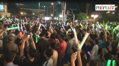 Clip hàng ngàn người xuống đường đón chào năm mới 2016