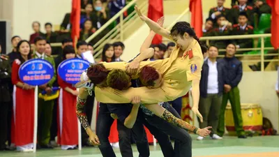 Clip nữ CSGT bay người kẹp cổ quật ngã 3 người