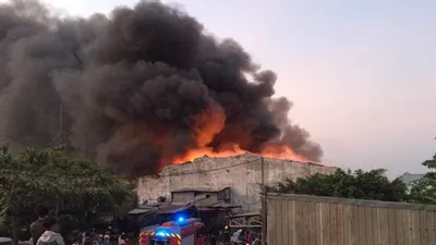 Cháy lớn tại công ty thiết bị điện ở quận Bình Tân