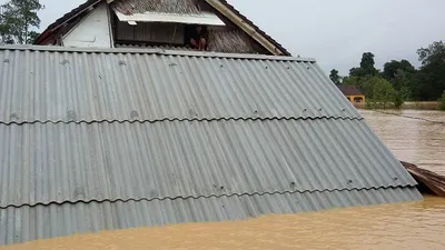 Clip: Huyện Hương Khê, Hà Tĩnh ngập chìm trong lũ dữ