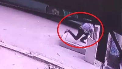 Clip: Người đàn ông đón xe buýt rơi xuống hố ga tử vong