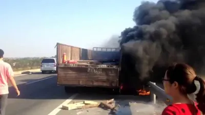 Clip xe tải bốc cháy ngùn ngụt trên cao tốc