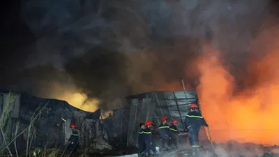 Clip: Cháy lớn trong đêm, 1 xưởng nhựa bị thiêu rụi