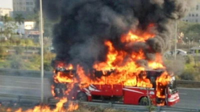 Clip xe khách cháy trơ khung trên đại lộ Thăng Long