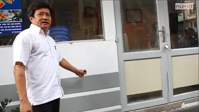 Phó Chủ tịch quận 1 chỉ đạo tháo dỡ trụ sở lấn vỉa hè