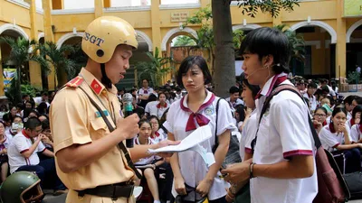 CSGT, nhà báo vào trường dạy pháp luật cho học sinh