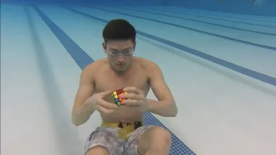 Clip: Lặn dưới nước giải 3 khối rubik trong vòng 1 phút